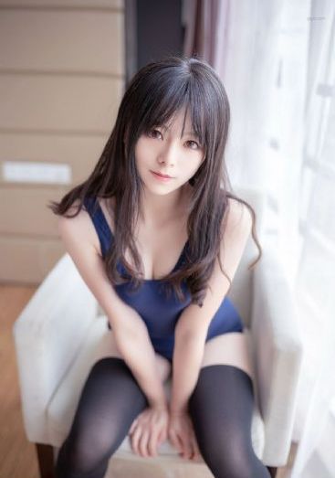 一男一女在家里撒狗粮还斗地主